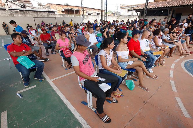 Um dos bairros mais populosos de Ananindeua, o Distrito Industrial recebeu, na manhã deste sábado (27), o Ação Cidadania, projeto promovido pelo governo do Estado, por meio da Fundação Parápaz. Os serviços nas áreas de saúde, assistência e cidadania, que caracterizam a iniciativa, foram ofertados na Escola Estadual de Ensino Fundamental e Médio Dr. Antônio Teixeira Gueiros.

FOTO: WAGNER SANTANA / AGENCIA PA
DATA: 27.04.2019
ANANINDEUA - PA <div class='credito_fotos'>Foto: Wagner Santana / Ag. Pará   |   <a href='/midias/2019/originais/7edc2975-8337-4f96-8486-df3176187965.jpg' download><i class='fa-solid fa-download'></i> Download</a></div>