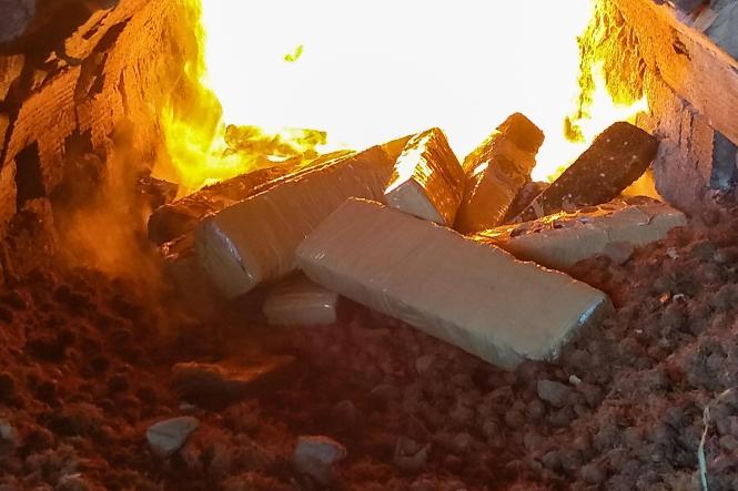 A Polícia Civil do Pará incinerou, na manhã desta segunda-feira (11), cerca de uma tonelada de drogas, dentre elas maconha, cocaína e derivados. A incineração foi realizada em uma indústria de cerâmica, localizada em Marituba, região metropolitana de Belém, após autorização judicial. Segundo o delegado Augusto Potiguar, diretor da Divisão Estadual de Narcóticos (Danarc), a maior parte das drogas foi apreendida no início deste ano e outra parte no primeiro semestre do ano passado, como resultado de operações policiais de combate ao tráfico de drogas. A incineração contou com as presenças de representantes do Ministério Público do Estado e Vigilância Sanitária.

FOTO: ASCOM / POLÍCIA CIVIL
DATA: 11.03.2019
BELÉM - PA <div class='credito_fotos'>Foto: Ascom / Polícia Civil   |   <a href='/midias/2019/originais/7ee5b273-99fa-4048-8c97-1365adacec0b.jpg' download><i class='fa-solid fa-download'></i> Download</a></div>