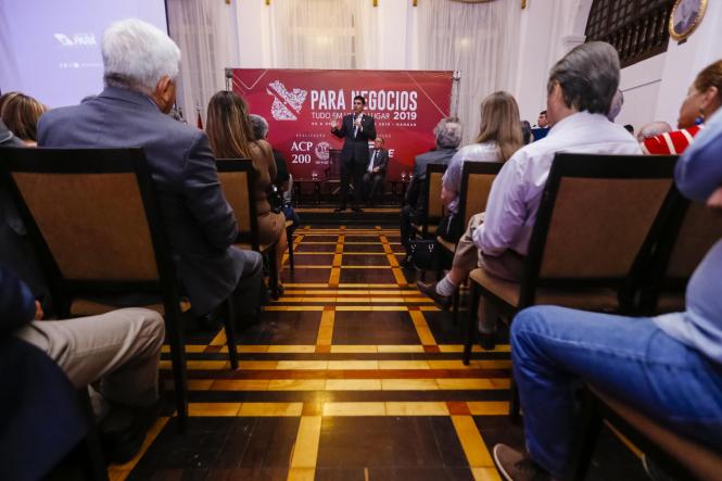 Estudos sobre a viabilidade da criação de uma rodovia pedagiada entre Belém e Castanhal, a instalação do canteiro de obras para a derrocada do Pedral do Lourenço a partir de julho desse ano e ainda a conclusão da discussão sobre as compensações da Lei Kandir na Câmara Federal, até o final do semestre, foram algumas das ações anunciadas por Helder Barbalho durante o lançamento da 8ª edição da Feira Pará Negócios. O evento, realizado na sede da Associação Comercial do Pará (ACP) na noite da última sexta-feira (16), contou com a presença de expositores, autoridades e convidados, que assistiram a conferência "Perspectivas para o crescimento do Pará", ministrada pelo governador.

FOTO: MARCELO SEABRA / AGÊNCIA PARÁ
DATA: 16.03.2019
BELÉM - PA <div class='credito_fotos'>Foto: Marcelo Seabra / Ag. Pará   |   <a href='/midias/2019/originais/7efcf750-9040-44ae-af40-b66ddeb025af.jpg' download><i class='fa-solid fa-download'></i> Download</a></div>