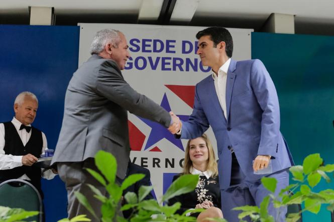 Até a próxima sexta-feira (23), o Governo do Estado está, oficialmente, sediado em Santarém, no oeste paraense. É o programa “Governo Por Todo o Pará”, iniciativa desta gestão, que inaugura a sua primeira edição, deslocando grande parte de sua estrutura e equipes para o município santareno. A programação, cujo objetivo é aproximar o Estado das diferentes regiões e municípios, foi aberta pelo governador Helder Barbalho, no final da manhã desta quarta-feira (20), em cerimônia realizada no auditório do campus Tapajós da Universidade Federal do Oeste do Pará (Ufopa). Participaram da solenidade a primeira-dama do Estado, Daniela Barbalho; o vice-governador, Lúcio Vale, e a esposa, Andréa Vale; deputados estaduais; gestores de órgãos e secretários de Estado; servidores do município de Santarém e representantes de cidades vizinhas, além da população.

FOTO: MARCO SANTOS / AGÊNCIA PARÁ
DATA: 20.03.2019
SANTARÉM - PA
 <div class='credito_fotos'>Foto: Marco Santos / Ag. Pará   |   <a href='/midias/2019/originais/7f010a00-d4a9-4556-97e1-8cd7f973b380.jpg' download><i class='fa-solid fa-download'></i> Download</a></div>