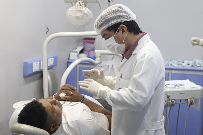 Cerca de 250 detentos, custodiados nos três presídios do Complexo Penitenciário de Marituba, irão receber atendimento odontológico por meio de uma parceria entre a Superintendência do Sistema Penitenciário (Susipe) e a Igreja Quadrangular. 

FOTO: ASCOM SUSIPE / AKIRA ONUMA
DATA: 15.04.2019
BELÉM - PARÁ <div class='credito_fotos'>Foto: Akira Onuma / Ascom Susipe   |   <a href='/midias/2019/originais/7f55c310-21e2-47df-bc35-257b30955067.jpg' download><i class='fa-solid fa-download'></i> Download</a></div>