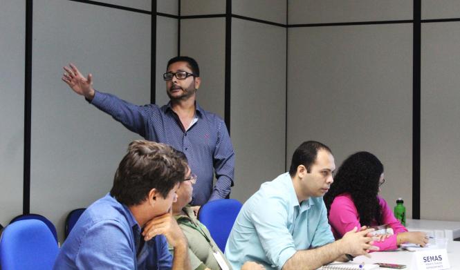 A primeira reunião do grupo cota-parte, formado por representantes da Secretaria de Estado da Fazenda (Sefa) e das associações de municípios paraenses foi realizada nesta sexta-feira (15), na sede do órgão. A equipe apura os índices de partição dos recursos relativos a 25% da arrecadação do Imposto sobre Operações relativas à Circulação de Mercadorias, e sobre Prestação de Serviços de Transporte Interestadual e Intermunicipal e de Comunicação (ICMS), que pertencem aos municípios, que irá vigorar em 2020.


FOTO: ASCOM / SEFA
DATA 15.02.2019
BELÉM - PARÁ <div class='credito_fotos'>Foto: Ascom Sefa   |   <a href='/midias/2019/originais/7f63689b-165e-494f-b5f1-55b4ea2cb179.jpg' download><i class='fa-solid fa-download'></i> Download</a></div>