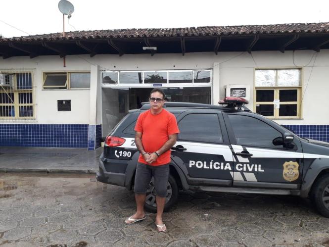 Policiais civis do Pará prenderam nesta terça-feira (26), em cumprimento a mandado de recaptura expedido pela Justiça de São Paulo (SP), o paraense Luís Pascoal Moura de Ataíde, 46 anos, condenado na Comarca da capital paulista por tráfico internacional de drogas e associação para o tráfico. A prisão foi realizada por uma equipe da Unidade Especializada em Buscas e Capturas (Polinter). Luís Ataíde foi localizado na casa de familiares, em Belém, e após passar por exames periciais foi conduzido ao Sistema Penitenciário do Estado, para aguardar transferência para São Paulo.

FOTO> ASCOM / POLICIA CIVIL
DATA: 26.03.2019
BELÉM - PARÁ <div class='credito_fotos'>Foto: Ascom / Policia Civil   |   <a href='/midias/2019/originais/7f678d59-dafa-4318-9270-fe485d29a801.jpg' download><i class='fa-solid fa-download'></i> Download</a></div>