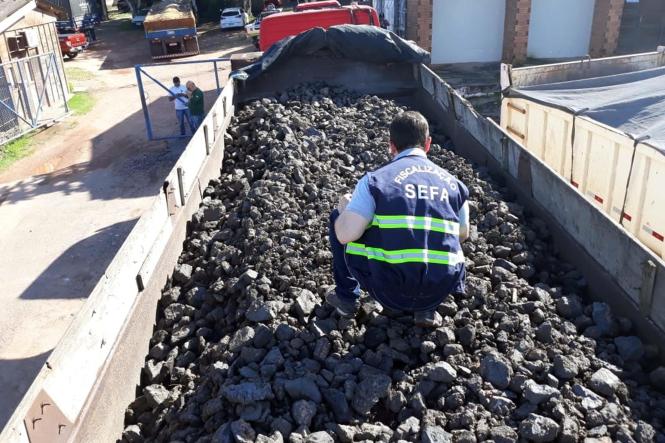 Servidores da Secretaria da Fazenda do Pará (Sefa) apreenderam 52 toneladas de manganês que estavam sem documento fiscal, em Marabá, no sudeste do Estado. A carga também estava sem os papeis de conhecimento de transporte (CT-e). A equipe do órgão, lotada no município, integra a Coordenação de Mercadorias em Trânsito de Carajás e emitiu três Termos de apreensão e depósito (TAD). As informações foram divulgadas nesta sexta-feira (1º).

FOTO: ASCOM SEFA
DATA: 01.01.2019
MARABÁ - PARÁ <div class='credito_fotos'>Foto: Ascom Sefa   |   <a href='/midias/2019/originais/7f94156f-6420-4332-b4aa-f9982e34d8f0.jpg' download><i class='fa-solid fa-download'></i> Download</a></div>