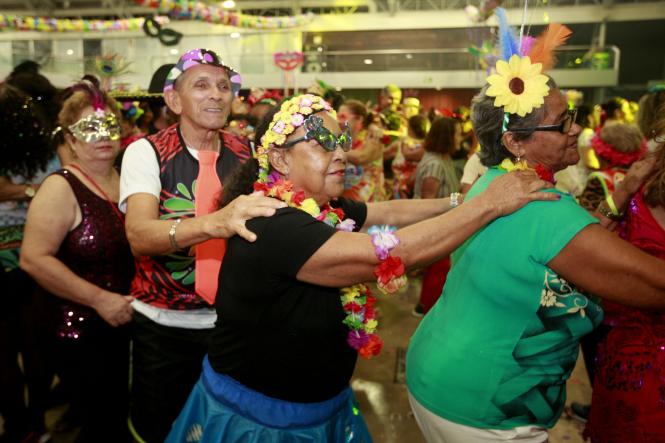 Cores, animação e muita alegria não faltaram na 19° edição do Baile Carnavalesco da Terceira Idade, realizado na quinta-feira (28), no Hangar - Centro de Convenções da Amazônia, em Belém. O evento, que é promovido pela Secretaria de Estado de Esporte e Lazer (Seel), por meio do programa Vida Ativa na Terceira Idade, reuniu cerca de quatro mil idosos de associações e entidades que atuam em ações voltadas para esse público. Uma das grandes atrações foi o concurso que escolheu a “Rainha das Rainhas” da melhor idade, o título deste ano ficou com a candidata Ângela Maria, de 64 anos.

FOTO: RICARDO AMANAJÁS / AGÊNCIA PARÁ
DATA: 28.02.2019
BELÉM - PARÁ <div class='credito_fotos'>Foto: Ricardo Amanajás / Ag. Pará   |   <a href='/midias/2019/originais/7fc31c0c-2ab4-4ae6-9c93-0ebe77bebaa1.jpg' download><i class='fa-solid fa-download'></i> Download</a></div>