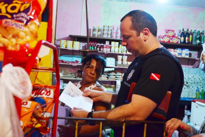 Com objetivo de coibir irregularidades e prevenir crimes e a violência durante o período do carnaval foi deflagrada, nesta terça-feira (5), no distrito de Outeiro, em Belém, a operação Pacificação, que consiste na vistoria de estabelecimentos que desempenham atividade comercial, como bares, lanchonetes, restaurantes, depósitos de bebidas, entre outros. Durante a fiscalização 11 bares foram autuados.
Na foto Jivago Ferreira

FOTO: ASCOM / ELIELSON MODESRO
DATA: 06.03.2019
OUTEIRO - PA <div class='credito_fotos'>Foto: Elielson Modesto / Ascom Segup   |   <a href='/midias/2019/originais/7fc6eb0c-706a-4055-bf36-7ea70880f5c9.jpg' download><i class='fa-solid fa-download'></i> Download</a></div>