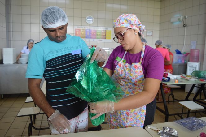 Usuários, acompanhantes e colaboradores do Hospital Regional do Baixo Amazonas, em Santarém, gerenciado pela Pró-Saúde, participam, até esta quinta-feira (18), da programação “Páscoa, o seu verdadeiro significado é o amor”. A intenção é amenizar a angústia dos pacientes e tornar o ambiente hospitalar mais acolhedor.

FOTO; ASCOM / HRBA
DATA: 18.04.2019
SANTARÉM - PARÁ <div class='credito_fotos'>Foto: Ascom / HRBA   |   <a href='/midias/2019/originais/7fd084f4-661d-4d35-902a-6558a2e219f8.jpg' download><i class='fa-solid fa-download'></i> Download</a></div>