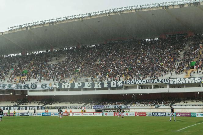 Mais de 10 mil pessoas fizeram a festa no primeiro jogo da final do Campeonato Paraense de 2019, o “Banparazão”. Mesmo com a chuva, a partida entre as equipes do Independente e do Clube do Remo foi um belo espetáculo para todos que compareceram ao Estádio Olímpico do Pará, o Mangueirão, neste domingo (14). O Galo Elétrico levou a melhor com o placar de 1 a 0.

FOTO: RICARDO AMANAJÁS / AGÊNCIA PARÁ
DATA: 15.04.2019
BELÉM - PARÁ <div class='credito_fotos'>Foto: Ricardo Amanajás / Ag. Pará   |   <a href='/midias/2019/originais/7ff2a92a-1775-4023-83b5-8e653334c875.jpg' download><i class='fa-solid fa-download'></i> Download</a></div>