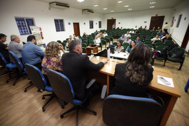 Técnicos e especialistas de instituições de pesquisas e órgãos fiscalizadores que integram o Programa Nacional de Erradicação da Mosca da Carambola participaram, na manhã desta quarta-feira (23), de uma reunião técnica no auditório da Embrapa. O objetivo do encontro era traçar um plano de ação integrado para o combate e erradicação da praga da Mosca da Carambola no Estado do Pará. 

FOTO: FERNANDO ARAÚJO/AG. PARÁ
DATA: 23.01.2019
BELÉM - PÁRÁ <div class='credito_fotos'>Foto: Fernando Araújo/Ag. Pará   |   <a href='/midias/2019/originais/7ffb320a-f5f6-40c1-b2b0-c910369be327.jpg' download><i class='fa-solid fa-download'></i> Download</a></div>