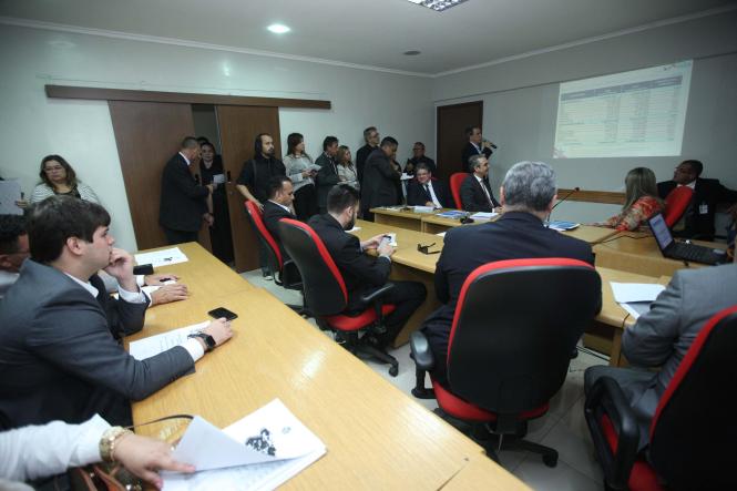 A Secretaria de Estado de Planejamento e Administração (Seplan) e a Secretaria de Estado da Fazenda (Sefa) apresentaram, em audiência pública realizada na tarde desta terça-feira (19), o balanço das despesas e receitas do Estado, no que se refere às metas fiscais do 3º quadrimestre de 2018. Os números foram apresentados no plenário da Comissão de Fiscalização Financeira e Orçamentária da Assembleia Legislativa do Estado do Pará (Alepa). Dentre os indicadores apontados, percebeu-se que, no período analisado, a receita corrente líquida do Estado apresentou um aumento de 25%, enquanto as despesas de custeio tiveram aumento 50%, gerando um déficit fiscal para o Estado.

FOTO: JADER PAES / AGÊNCIA PARÁ
DATA: 19.02.2019
BELÉM - PA <div class='credito_fotos'>Foto: JADER PAES / AGÊNCIA PA   |   <a href='/midias/2019/originais/80069539-0771-40f5-aa4b-db22fe751fba.jpg' download><i class='fa-solid fa-download'></i> Download</a></div>