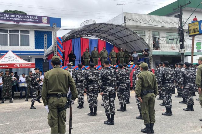 O Comando de Policiamento Regional XII da Polícia Militar, com sede no município de Breves, no arquipélago do Marajó, realizou nesta terça-feira (7) a solenidade de formatura do Curso de Táticas Operacionais. O evento teve a presença do comandante-geral da PM, coronel José Dilson Melo de Souza Júnior, entre outras autoridades civis e militares.

FOTO: ASCOM / POLÍCIA MILITAR
DATA: 07.05.2019
BREVES - PARÁ <div class='credito_fotos'>Foto: ASCOM / PMPA   |   <a href='/midias/2019/originais/80103f48-4b4a-46e8-9d2c-d7dd58bee242.jpg' download><i class='fa-solid fa-download'></i> Download</a></div>