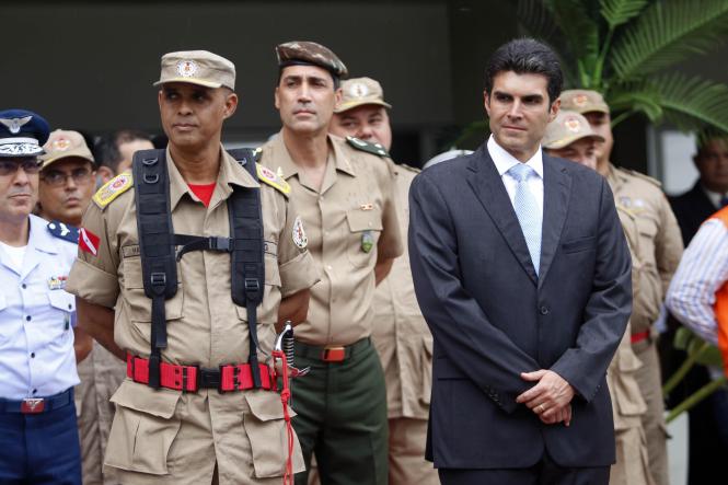 O governador Helder Barbalho empossou, na tarde desta sexta-feira (11), em Belém, o novo comandante-geral do Corpo de Bombeiros do Pará, Coronel QOBM Hayman Apolo Gomes de Souza, que também assumiu a coordenação da Defesa Civil Estadual. Até então, o Coronel Hayman – que tem 49 anos de idade e 26 anos de serviços prestados ao Corpo de Bombeiros – exercia a função de diretor de serviços técnicos da corporação.  

FOTO: THIAGO GOMES/ AG. PARÁ
DATA: 12.01.2019
BELÉM - PARÁ <div class='credito_fotos'>Foto: Thiago Gomes /Ag. Pará   |   <a href='/midias/2019/originais/80481050-cf1e-409f-a809-de4560c664d2.jpg' download><i class='fa-solid fa-download'></i> Download</a></div>