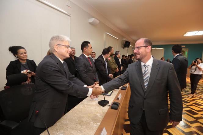 Na primeira manhã de trabalho do Governador Helder Barbalho, nesta quarta-feira (02), foi assinado ofício enviado ao Ministro da Justiça e Segurança Pública, Sérgio Fernando Moro, solicitando o emprego de 500 agentes da Força Nacional de Segurança Pública para imediato reforço do efetivo local e preservação da ordem pública. Helder ainda deu posse aos secretários, presidentes de instituições e diretores que fazem parte de sua equipe. Logo no inicio da manhã Helder Barbalho visitou as tropas da ação integrada da Secretaria de Estado de Segurança Pública (Segup) que leva o reforço da segurança para os bairros de Belém envolvendo cerca de 400 agentes. Durante a posse dos novos secretários (foto) o governador Helder Barbalho ressaltou a absoluta confiança nos nomeados cujas escolhas foram pautadas fundamentalmente por critérios técnicos e de acordo com a qualificação profissional de cada um deles. Para ele os critérios de escolha utilizados “permitirão um novo patamar de gestão ao Estado e que possamos o quanto antes fazer chegar à sociedade paraense as mudanças desejadas e reivindicadas por cada cidadão deste Estado”, comentou.

FOTO: MARCO SANTOS
DATA: 02.01.2019
BELÉM - PARÁ <div class='credito_fotos'>Foto: MARCO SANTOS   |   <a href='/midias/2019/originais/805fdb8c-8f72-4abb-b971-c70aac6d3ea7.jpg' download><i class='fa-solid fa-download'></i> Download</a></div>