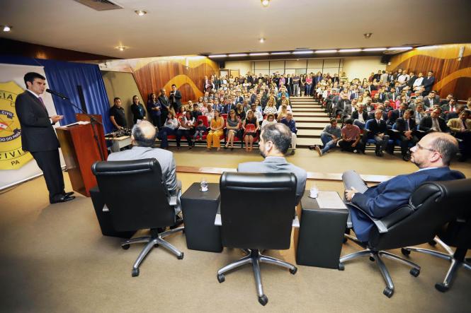 O governador Helder Barbalho participou na manhã desta terça-feira (22), na sede da delegacia geral, da cerimônia de posse do novo delegado geral da Polícia Civil do Pará, Alberto Teixeira, e da nova diretoria do órgão. Vários secretários e autoridades também marcaram presença no evento. Na ocasião, o governador destacou a importância da Polícia Civil para o enfrentamento e combate à violência no Pará. O governador falou da dificuldade de enfrentamento do crime, mas ressaltou não medirá esforços para o combate a criminalidade.

FOTO: AG. PARÁ
DATA: 22.01.2019
BELÉM - PARÁ <div class='credito_fotos'>Foto: Agência Pará   |   <a href='/midias/2019/originais/808e44af-316a-4c51-ae56-588255a3b8e4.jpg' download><i class='fa-solid fa-download'></i> Download</a></div>