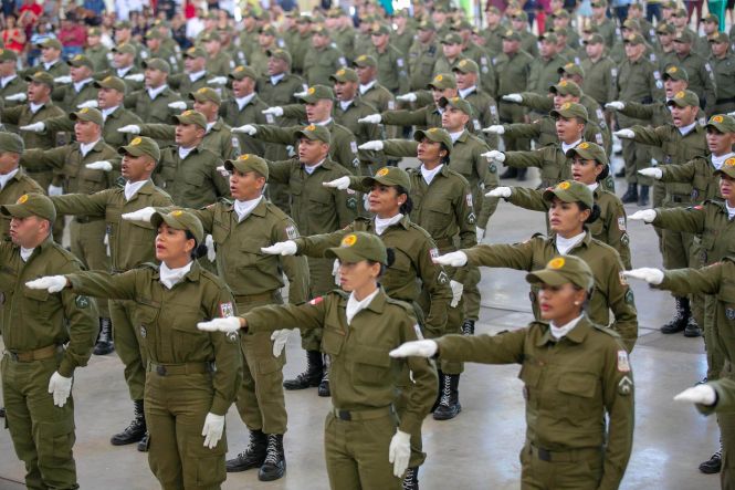 Durante dois dias, a cidade de Marabá, no Sudeste do Estado, esteve, mais uma vez, em destaque. A cidade sediou o I Encontro Regional de Educação e entregou a população 100 policiais militares, que a partir de hoje reforçarão a segurança do Estado. Nesta sexta-feira (03), no Centro de Convenções, ocorreu o encerramento do encontro e a solenidade de formatura dos novos soldados, que contou com a participação do governador do Estado, Helder Barbalho.

FOTO: MARCO SANTOS / AGÊNCIA PARÁ
DATA: 03.05.2019
BELÉM - PARÁ



 <div class='credito_fotos'>Foto: Marco Santos / Ag. Pará   |   <a href='/midias/2019/originais/80e914ba-b707-414e-b375-2ccc8b0413ba.jpg' download><i class='fa-solid fa-download'></i> Download</a></div>