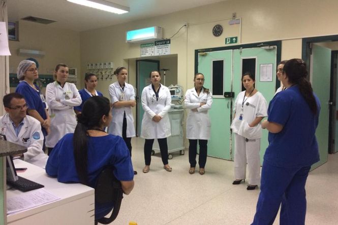 Um dos 119 integrantes do projeto "Melhorando a Segurança do Paciente em Larga Escala no Brasil", promovido pelo Ministério da Saúde, o Hospital Regional do Sudeste do Pará - Dr. Geraldo Veloso (HRSP), em Marabá (PA), recebe nesta semana a visita de enfermeiras do Hospital Moinhos de Vento, do Rio Grande do Sul (RS). 

FOTO: ASCOM / HRSP
DATA: 16.05.2019
MARABÁ - PARÁ <div class='credito_fotos'>Foto: ASCOM HRSP   |   <a href='/midias/2019/originais/8109197d-0e47-4a45-8d84-882648c4c2e0.jpg' download><i class='fa-solid fa-download'></i> Download</a></div>