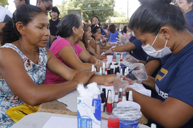 A Escola Estadual de Ensino Fundamental e Médio Madre Imaculada, em Santarém, transformou-se em um grande centro de serviços direcionados à população nesta quinta-feira (21). É que hoje foi dia da Ação Cidadania do Programa ParáPaz, que faz parte da programação do Governo Por Todo o Pará. 

FOTO: MARCO SANTOS / AGÊNCIA PARÁ
DATA: 21.03.2019
SANTARÉM - PA <div class='credito_fotos'>Foto: Marco Santos / Ag. Pará   |   <a href='/midias/2019/originais/810d0b1e-7546-49e5-a440-c697ece2205b.jpg' download><i class='fa-solid fa-download'></i> Download</a></div>