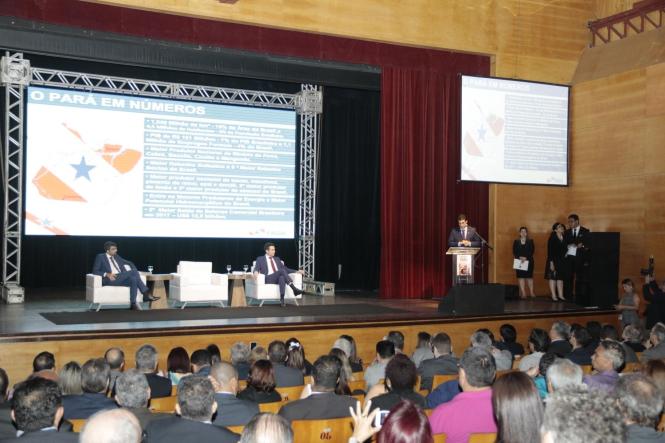 Durante a próxima missão do Programa Governo por Todo o Pará, que percorre Marabá e região entre os dias 2 e 5 de abril, será publicado o decreto permitindo a isenção de ICMS em 17% para a operação de ferro-gusa. A medida, que deve promover a abertura de 7 a 10 mil empregos imediatos, foi anunciada por Helder Barbalho durante o lançamento da 9ª edição do Anuário do Pará, na noite desta segunda-feira, 25, no teatro Maria Sylvia Nunes da Estação das Docas. 

FOTO: RICARDO AMANAJÁS / AGÊNCIA PARÁ
DATA: 26.03.2019
BELÉM - PARÁ <div class='credito_fotos'>Foto: Ricardo Amanajás / Ag. Pará   |   <a href='/midias/2019/originais/8130ceb4-8940-45fa-b2fa-9ffbd2ad080f.jpg' download><i class='fa-solid fa-download'></i> Download</a></div>