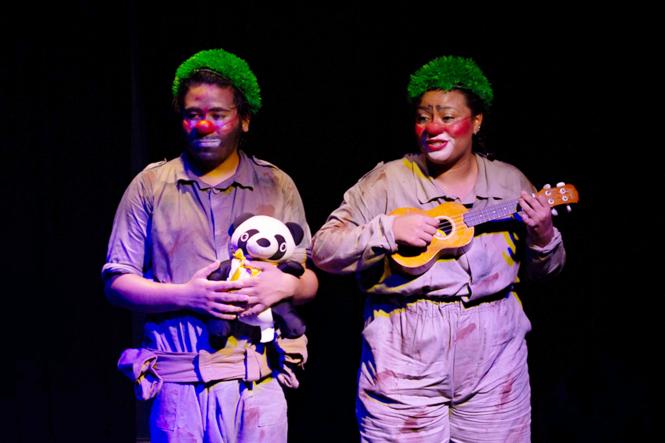 Trazendo a linguagem do palhaço para discutir questões relativas à humanidade ou a falta dela nos conflitos armados, o Grupo Teatro Variete apresenta, nesta quinta-feira (28), às 17h, no Teatro Gasômetro, dentro da 1ª Mostra de Teatro "Nilza Maria", promovida pelo Governo do Pará, por meio da Secretaria de Estado de Cultura (Secult).

FOTO: ASCOM / SECULT
DATA: 28.03.2019
BELÉM - PA <div class='credito_fotos'>Foto: ASCOM / SECULT   |   <a href='/midias/2019/originais/81360519-bb15-47b9-a063-ac0e35eb242a.jpg' download><i class='fa-solid fa-download'></i> Download</a></div>