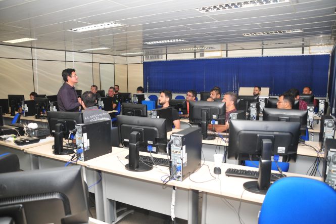 A Academia da Polícia Civil (Acadepol) deu início, nesta quarta-feira (15), ao Curso de Técnicas Policiais Envolvendo Comunicações Telefônicas, na sala do Telecentro, na Delegacia-Geral, em Belém. Ao todo, 23 policiais civis, lotados em Delegacias vinculadas às Diretorias Operacionais da capital e interior do Estado, e Corregedoria da Polícia Civil, irão participar do treinamento previsto para encerrar na próxima sexta-feira (17). 

FOTO: ASCOM / POLÍCIA CIVIL
DATA: 15.05.2019
BELÉM - PARÁ <div class='credito_fotos'>Foto: Ascom / Policia Civil   |   <a href='/midias/2019/originais/81742a5d-5afb-49df-b69e-58377b3a1d4a.jpg' download><i class='fa-solid fa-download'></i> Download</a></div>