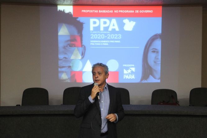 Encerrando o ciclo de seis dias intensos de um trabalho que envolveu técnicos de diversos órgãos e institutos do Estado, a Secretaria de Estado de Planejamento (Seplan) realizou, na manhã desta quarta-feira (24), o último dia de Oficinas Regionalizadas Temáticas do Plano Plurianual (PPA) 2020-2023. Com a análise dos indicadores socioeconômicos e ambientais das Regiões de Integração (RI) Tocantins e Lago de Tucuruí, as oficinas contemplaram todas as regiões do Estado.
Augusto Miranda - servidor da área de planejamento da Secretaria de Estado de Fazenda (Sefa).

FOTO: ASCOM / SEPLAN
DATA: 24.04.2019
BELÉM - PARÁ <div class='credito_fotos'>Foto: ASCOM / SEPLAN   |   <a href='/midias/2019/originais/81763ef2-0064-4eb2-87fd-2ea6346a6a5d.jpg' download><i class='fa-solid fa-download'></i> Download</a></div>