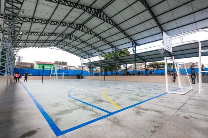 O Governo do Estado, por meio da Secretaria de Estado de Educação (Seduc), entregou mais uma escola totalmente reformada e ampliada para melhor comodidade de professores e alunos. Com mais de 1 mil alunos matriculados nos três turnos, a Escola Estadual de Ensino Fundamental e Médio Jarbas Passarinho, em Belém, iniciou o ano letivo com a entrega da obra de reforma e ampliação de todo o complexo da instituição. A reinauguração do espaço aconteceu na manhã de hoje, 21, com a presença do governador Helder Barbalho, do vice-governador Lúcio Vale, da secretária de educação, professora Leila Freire e de diversas autoridades.

FOTO: WAGNER SANTANA AGÊNCIA / PARÁ
DATA: 21.02.2019
BELÉM - PA <div class='credito_fotos'>Foto: Wagner Santana / Ag. Pará   |   <a href='/midias/2019/originais/819ed172-cd8e-4955-bb8d-8ea0db9878f8.jpg' download><i class='fa-solid fa-download'></i> Download</a></div>