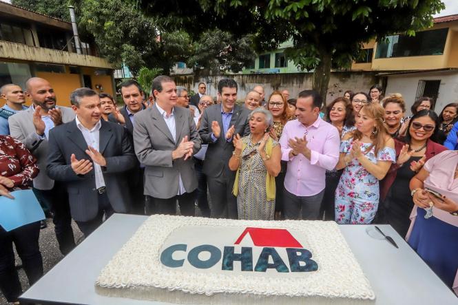 Na manhã desta terça-feira (16), o governador Helder Barbalho esteve na sede da Companhia de Habitação do Pará (Cohab), para participar, junto com o presidente do órgão, José Scaff Filho, das comemorações pelos 54 anos da instituição. Durante a programação foram entregues 54 cheques moradia e realizada a assinatura simbólica de 200 títulos de regularização fundiária.

FOTO: MARCO SANTOS / AGÊNCIA PARÁ
DATA: 16.04.2019
BELÉM - PARÁ <div class='credito_fotos'>Foto: Marco Santos / Ag. Pará   |   <a href='/midias/2019/originais/81b209ee-482a-4312-b3f6-cd68a698bc43.jpg' download><i class='fa-solid fa-download'></i> Download</a></div>