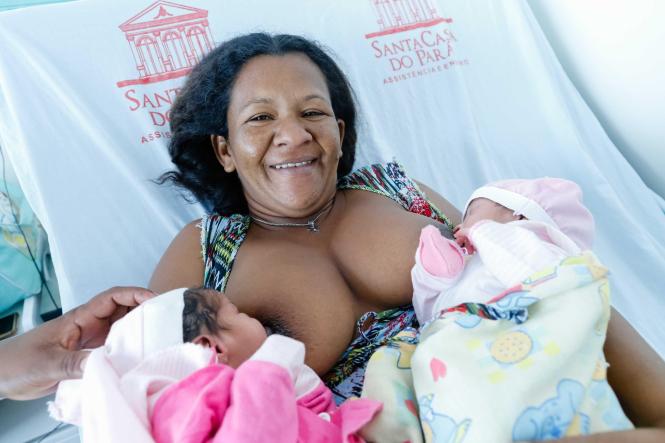 Os atendimentos na triagem da Santa Casa, a maior maternidade do Estado, durante as festas de carnaval foram bastante expressivos. Nos últimos cinco dias foram 627 atendimentos, com mais de uma centena de internações. Deste total, 131 mulheres tiveram seus bebes na maternidade.  Silmeire Abreu Rodrigues, 30 anos, veio de São Miguel do Guamá, nordeste do estado, e teve suas gêmeas na Santa Casa. Ela não esconde a felicidade pelo nascimento em pleno carnaval de suas filhas Isadora e Isabelle Pereira. Para a mãe das gêmeas, o atendimento da equipe da Santa Casa foi rápido e o acompanhamento dos profissionais do hospital, nos dá muita segurança. “Eu e minhas filhas passamos bem, agora é só esperar a alta para voltarmos pra casa”.
Na foto Marlene Pereira

FOTO: FERNANDO ARAÚJO / AGÊNCIA PARÁ
DATA: 06.03.2019
BELÉM - PA <div class='credito_fotos'>Foto: Fernando Araújo / Arquivo Ag. Pará   |   <a href='/midias/2019/originais/821a3c20-35b9-4261-94f6-e7a5cef0a530.jpg' download><i class='fa-solid fa-download'></i> Download</a></div>