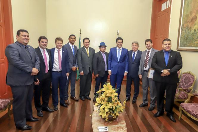 Na manhã desta terça-feira, (5), o governador do Estado do Pará, Helder Barbalho, esteve na Assembleia Legislativa do Estado (Alepa),  no plenário Newton Miranda, participando da instalação da 1ª sessão legislativa da 19ª legislatura. O chefe do Poder Executivo Estadual - em seu discurso - listou os desafios em comandar o Pará pelos próximos quatro anos e pediu apoio da Alepa.

FOTO: MARCO SANTOS / AG. PARÁ
DATA: 05.02.2019
BELÉM - PARÁ
 <div class='credito_fotos'>Foto: Marco Santos / Ag. Pará   |   <a href='/midias/2019/originais/821aaa46-1435-4fc7-9c53-4642a406beec.jpg' download><i class='fa-solid fa-download'></i> Download</a></div>