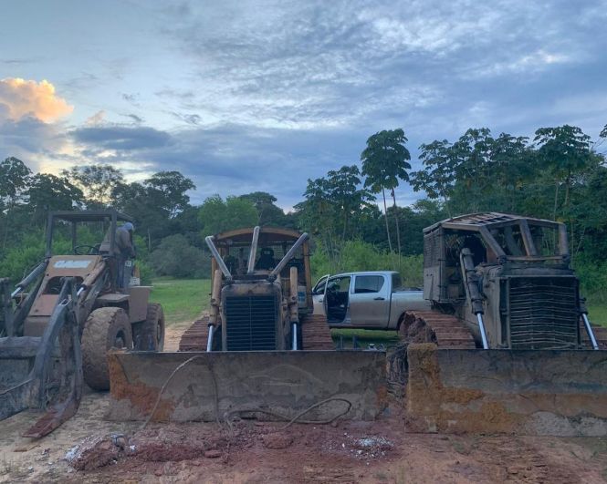 Uma operação de combate ao desmatamento ilegal e à exploração ilegal de madeira resultou na apreensão de 70 m³ de madeira explorada ilegalmente. As ações de fiscalização contaram com o apoio do Batalhão de Polícia Ambiental (BPA) e foram realizadas durante todo o mês de abril pela Secretaria de Meio Ambiente e Sustentabilidade (Semas), nos municípios de Ipixuna do Pará, Paragominas e Tomé-Açu, no nordeste paraense.

FOTO: ASCOM / SEMAS
DATA: 08.05.2019
BELÉM - PARÁ <div class='credito_fotos'>Foto: ASCOM SEMAS   |   <a href='/midias/2019/originais/821d1a0d-9671-492b-9eee-6f1a2312734e.jpg' download><i class='fa-solid fa-download'></i> Download</a></div>