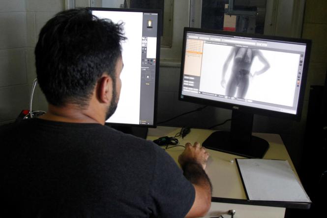 O reforço na segurança para revista no acesso de visitantes e servidores, em unidades prisionais do Estado tem sido intensificado pela Susipe com o uso de um scanner corporal (body scanner). 

FOTO: AKLIRA ONUMA / ASCOM SUSIPE
DATA: 19.03.2019
BELÉM - PA <div class='credito_fotos'>Foto: Akira Onuma / Ascom Susipe   |   <a href='/midias/2019/originais/8221d0b9-3ee6-4334-9b36-a62e4fd2f88e.jpg' download><i class='fa-solid fa-download'></i> Download</a></div>