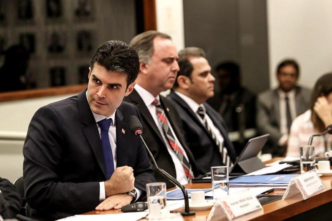 Na tarde desta terça-feira (9), o governador Helder Barbalho participa, em Brasília, de audiência pública que discutirá as “As ameaças de revogação da Lei Kandir e seus impactos para a economia brasileira." A reunião ordinária será na Comissão de Finanças e Tributação da Câmara dos Deputados. Participam do encontro ainda Renato Conchon, coordenador do núcleo econômico da CNA; Germano Stevens, diretor-geral da União Nacional dos Legisladores e Legislativos Estaduais; Rogério dos Santos Croscato, representante da Organização das Cooperativas Brasileiras.

FOTO: JAILSON SAM
DATA: 09.04.2019
BRASÍLIA - DF <div class='credito_fotos'>Foto: Jailson Sam / Divulgação   |   <a href='/midias/2019/originais/82450a62-dd2a-4d79-b78b-43cb26e10c4b.jpg' download><i class='fa-solid fa-download'></i> Download</a></div>