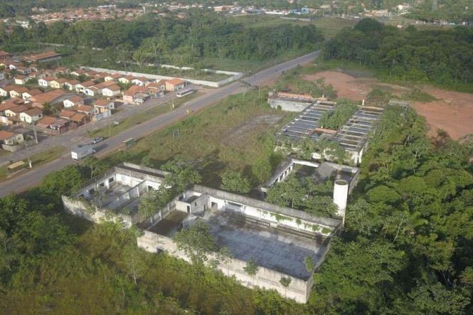 O governador do Pará, Helder Barbalho realizou, na manhã desta sexta-feira (18), uma visita técnica às obras da Escola de Trabalho e Produção de Barcarena, nordeste do Estado. O objetivo foi verificar o estado atual da edificação, que está inacabada. A partir da vistoria, o Governo do Estado tomará as providências para dar prosseguimento aos trabalhos e entregar a obra, que será importante na formação profissional de estudantes de Barcarena e região.

Foto: Thalmus Gama
Data: 18.01.2018
Barcarena/Pa <div class='credito_fotos'>Foto: Thalmus Gama   |   <a href='/midias/2019/originais/82630c2c-b321-4ca0-beb2-73d2d6b98cc3.jpg' download><i class='fa-solid fa-download'></i> Download</a></div>