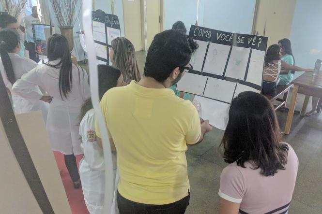 O primeiro mês de cada ano, para muitas pessoas, é um ótimo momento para rever seus objetivos, traçar metas e criar sonhos. Há sempre, entre eles, o desejo de cuidar da saúde física. Mas, e a saúde mental? Esse é o principal objetivo do Janeiro Branco. A campanha busca alertar a população sobre a importância da saúde mental.

FOTO: DIVULGAÇÃO 
DATA: 31.01.2019
BELÉM - PARÁ <div class='credito_fotos'>Foto: ASCOM / HOSPITAL DE CLINICAS   |   <a href='/midias/2019/originais/828824ca-7313-4c77-bece-9d665a525ac9.jpg' download><i class='fa-solid fa-download'></i> Download</a></div>