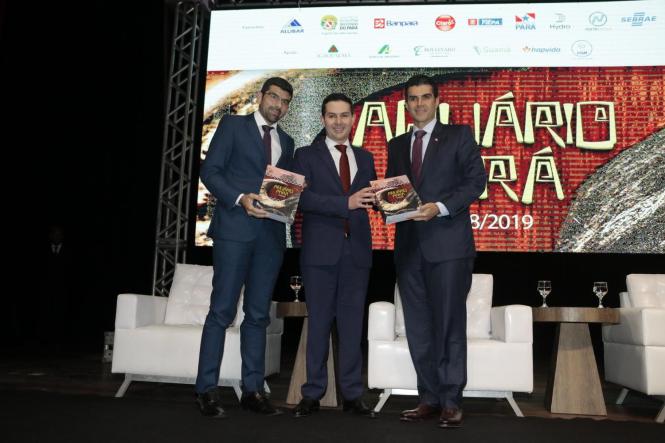 Durante a próxima missão do Programa Governo por Todo o Pará, que percorre Marabá e região entre os dias 2 e 5 de abril, será publicado o decreto permitindo a isenção de ICMS em 17% para a operação de ferro-gusa. A medida, que deve promover a abertura de 7 a 10 mil empregos imediatos, foi anunciada por Helder Barbalho durante o lançamento da 9ª edição do Anuário do Pará, na noite desta segunda-feira, 25, no teatro Maria Sylvia Nunes da Estação das Docas. 

FOTO: RICARDO AMANAJÁS / AGÊNCIA PARÁ
DATA: 26.03.2019
BELÉM - PARÁ <div class='credito_fotos'>Foto: Ricardo Amanajás / Ag. Pará   |   <a href='/midias/2019/originais/8293f267-8d96-490b-87db-6067db84fd06.jpg' download><i class='fa-solid fa-download'></i> Download</a></div>