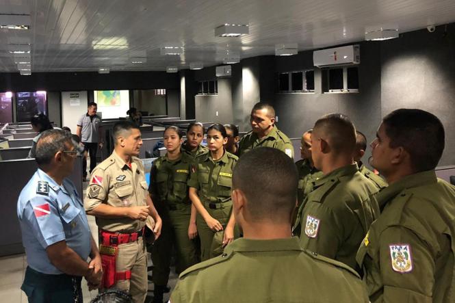 Cerca de 90 alunos soldados do 6º e 7º Batalhão do Centro de Formação e Aperfeiçoamento de Praças Coronel Moreira (Cfap), da Polícia Militar do Pará (PMPA), realizaram visita técnica no Centro Integrado de Operações (Ciop), nesta quarta (20) e quinta-feira (21). O objetivo é ampliar a visão de experiência técnica de trabalho do policial militar, a partir das instruções recebidas no curso e da visualização do funcionamento do Ciop.

FOTO: ASCOM / CIOP
DATA: 21.03.2019
BELÉM - PA <div class='credito_fotos'>Foto: ASCOM /CIOP   |   <a href='/midias/2019/originais/82bc07a8-3658-498b-a8b4-94795ac6d205.jpg' download><i class='fa-solid fa-download'></i> Download</a></div>