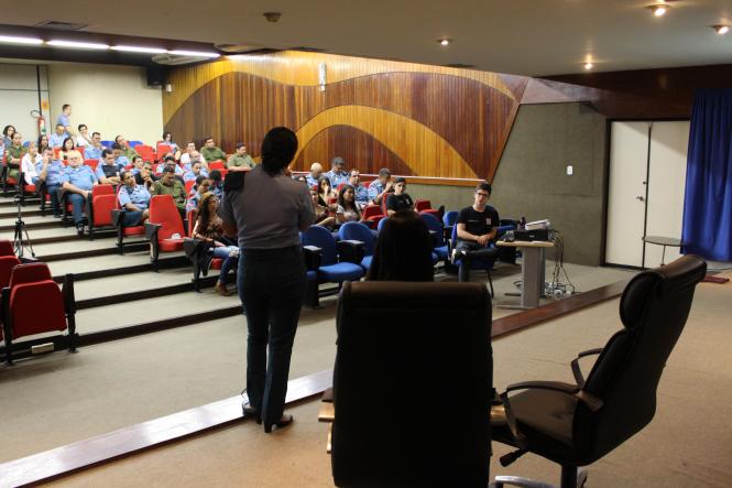 “Por nós mesmas” foi o tema do evento promovido pela Corregedoria Geral da PM, na manhã desta quinta-feira (7), em alusão ao Dia Internacional da Mulher. A cerimônia de homenagem, realizada no auditório A da Polícia Civil, no bairro Nazaré, em Belém, rompeu paradigmas ao propor a discussão de temas contemporâneos relacionados à mulher. 
Abrindo o evento, a palestra “Feminicídio: a invisibilidade que mata” foi ministrada pela cabo Tatiana Tolosa, graduada em sociologia, especialista em polícia comunitária e gestão da informação, e mestre em segurança pública. A policial esclareceu o conceito do termo e a importância do tema nos dias atuais.

FOTO: ASCOM / POLICIA MILITAR
DATA: 08.03.2019
BELÉM - PARÁ <div class='credito_fotos'>Foto: Ascom Polícia Militar   |   <a href='/midias/2019/originais/82dd15c2-84c6-4acf-b9dc-117790a8c64b.jpg' download><i class='fa-solid fa-download'></i> Download</a></div>