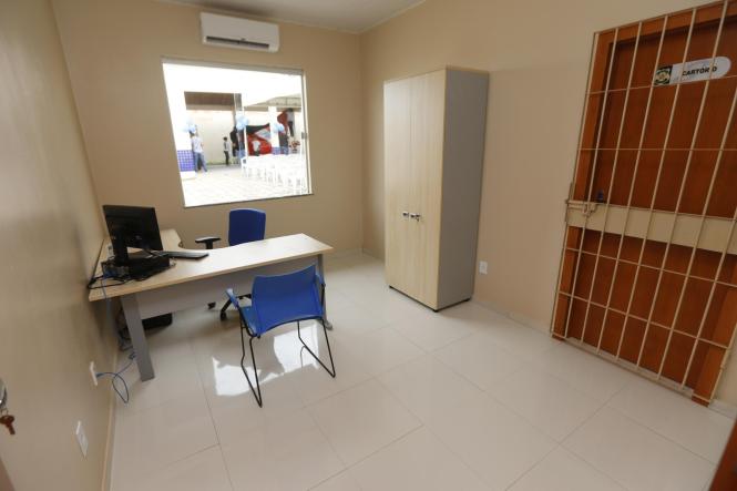 Menor município do Estado em contingente populacional (são pouco mais de 3,3 mil habitantes segundo estimativa do IBGE), Bannach, na região sul do Pará, recebeu, na tarde desta sexta-feira (05), a visita do governador Helder Barbalho, que já havia estado na cidade na condição de ministro da Integração Nacional. E, agora, como chefe do Executivo estadual, voltou para inaugurar uma Unidade Integrada de Polícia e anunciar novos investimentos, como a liberação de cinco quilômetros de asfalto para a sede do município, a futura inauguração de uma agência do Banco do Estado do Pará (Banpará) e um convênio para a construção de algumas pontes localizadas nas vicinais do município.

FOTO: MARCELO SEABRA / AGÊNCIA PARÁ
DATA: 05.04.2019
BELÉM - PA <div class='credito_fotos'>Foto: Marcelo Seabra / Ag. Pará   |   <a href='/midias/2019/originais/82e87f05-ea0d-4de7-9241-c399111ac539.jpg' download><i class='fa-solid fa-download'></i> Download</a></div>