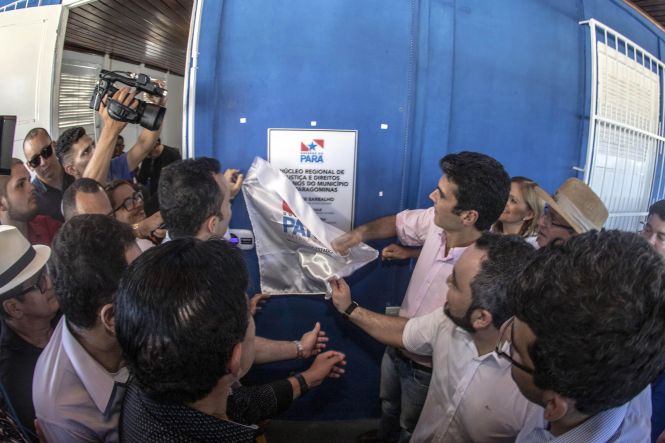 Os moradores de Paragominas contam agora com um núcleo regional da Secretaria de Estado de Justiça e Direitos Humanos (Sejudh), para emissão gratuita das Carteiras de Identidade e Trabalho. O Polo que foi inaugurado nesta sexta-feira (24), contou com a presença do Governador do Estado do Pará, Helder Barbalho, do Prefeito municipal de Paragominas, Paulo Tocantins e diversas autoridades estaduais e municipais. Ainda no município, o chefe do poder executivo visitou a feira de agronegócios Show Agro.

FOTO: MARCO SANTOS / AGÊNCIA PARÁ
DATA: 24.05.2019
PARAGOMINAS - PARÁ <div class='credito_fotos'>Foto: Marco Santos / Ag. Pará   |   <a href='/midias/2019/originais/83116c3c-f603-4681-8cc3-4e276068c033.jpg' download><i class='fa-solid fa-download'></i> Download</a></div>