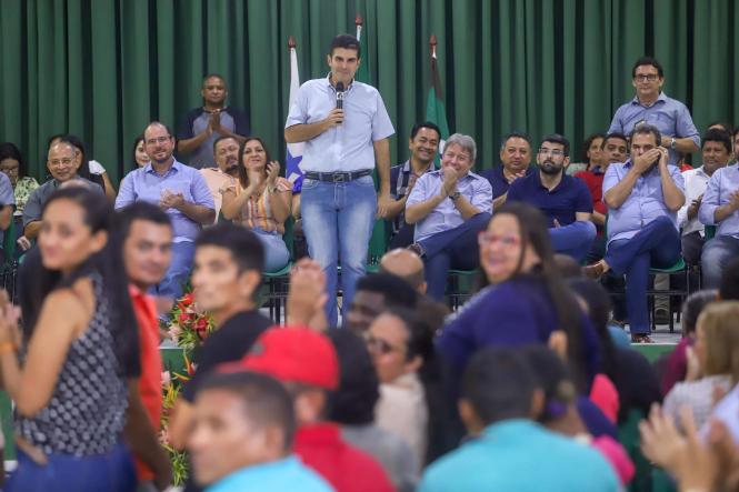 O governador do Pará, Helder Barbalho, e o vice-governador, Lúcio Vale, entregaram, no final da manhã deste sábado (16), 261 títulos de terra para produtores rurais de 18 municípios da região nordeste do Estado, reunidos na cidade de Moju. A solenidade ocorreu no Auditório Municipal Lourival Cristo, no Centro, na presença da prefeita Nilma Lima, vereadores, secretários de Estado, deputados estaduais, federais, e da população mojuense. 

FOTO: MARCO SANTOA / AGÊNCIA PARÁ
DATA: 16.03.2019
MOJU - PA <div class='credito_fotos'>Foto: Marco Santos / Ag. Pará   |   <a href='/midias/2019/originais/837f6970-0953-4826-a8cc-dfa336481502.jpg' download><i class='fa-solid fa-download'></i> Download</a></div>