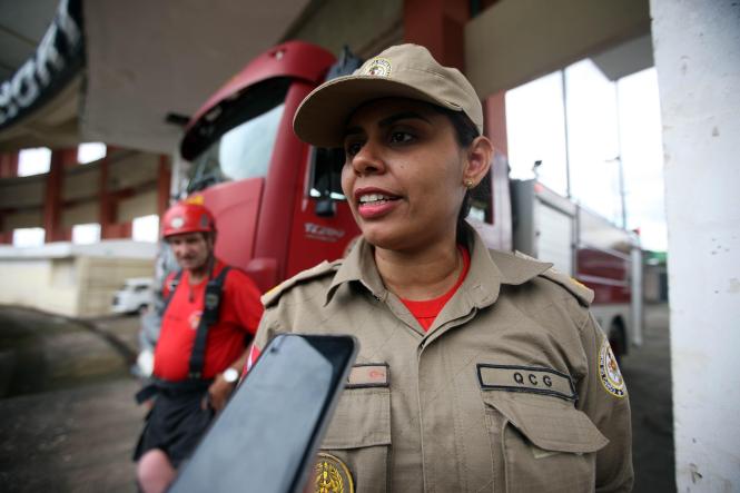 "Tivemos uma restrição diferenciada em relação aos outros jogos por conta do isolamento do Lado A, mas, mesmo com a mudança temporária, tudo correu de forma tranquila”, destacou a Major Flávia Zell (foto), do Corpo de Bombeiros, que comandou o esquema de segurança pela corporação durante a partida. 

FOTO: THIAGO GOMES/AG. PARÁ
DATA: 03.02.2019 
BELÉM - PARÁ <div class='credito_fotos'>Foto: Thiago Gomes /Ag. Pará   |   <a href='/midias/2019/originais/839bdc75-bf3e-4975-9c03-a5b8fed9fbbc.jpg' download><i class='fa-solid fa-download'></i> Download</a></div>