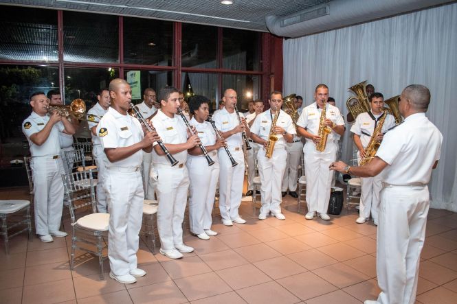 Empenho e esforço conjunto para facilitar e desburocratizar cada vez mais a atividade empreendedora no Estado do Pará rumo à total retomada da confiança na Economia. Esse foi o compromisso anunciado pela presidente da Junta Comercial do Estado do Pará (Jucepa), Cilene Sabino, em seu discurso de posse como presidente da Federação Nacional das Juntas Comerciais (Fenaju), em solenidade na noite desta quinta-feira (16). Além dela, foram empossados os vice-presidentes das demais regiões, secretário geral e conselho fiscal.

Fenaju - Cerimônia de posse da diretoria 2019-2020 - 

FOTO: Fernando Sette / Divulgação
DATA: 17.05.2019
BELÉM - PARÁ <div class='credito_fotos'>Foto: Fernando Sette / Divulgação   |   <a href='/midias/2019/originais/839be792-429b-4909-ac7d-4c8baa6b9d8b.jpg' download><i class='fa-solid fa-download'></i> Download</a></div>