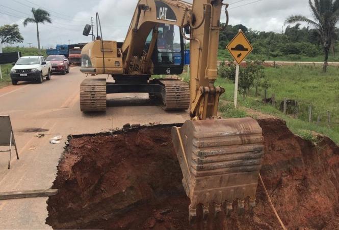 A Secretaria de Estado de Transportes (Setran) envia, nesta segunda-feira (4), equipes para recuperar trechos da PA-279, no  sentido de Água Azul do Norte, na entrada de Xinguara, sudeste do Pará. Parte da pista rompeu  em decorrência das fortes chuvas. O trabalho de manutenção se estenderá para outros trechos da rodovia. 

FOTO: SETRAN / ASCOM
DATA: 04.03.2019
XINGUARA - PARÁ <div class='credito_fotos'>Foto: ASCOM SETRAN   |   <a href='/midias/2019/originais/83e35dc7-eb0b-4a5b-be63-3a49682a1e37.jpg' download><i class='fa-solid fa-download'></i> Download</a></div>