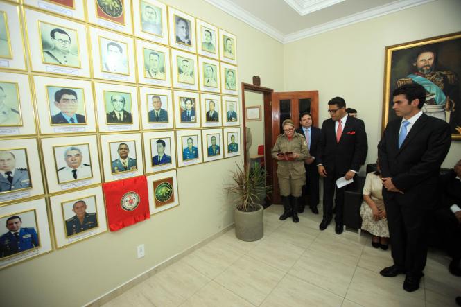 O governador Helder Barbalho empossou, na tarde desta sexta-feira (11), em Belém, o novo comandante-geral do Corpo de Bombeiros do Pará, Coronel QOBM Hayman Apolo Gomes de Souza, que também assumiu a coordenação da Defesa Civil Estadual. Até então, o Coronel Hayman – que tem 49 anos de idade e 26 anos de serviços prestados ao Corpo de Bombeiros – exercia a função de diretor de serviços técnicos da corporação.  

FOTO: THIAGO GOMES/ AG. PARÁ
DATA: 12.01.2019
BELÉM - PARÁ <div class='credito_fotos'>Foto: Thiago Gomes /Ag. Pará   |   <a href='/midias/2019/originais/83e49785-9513-47d6-b02a-170c66d27a61.jpg' download><i class='fa-solid fa-download'></i> Download</a></div>