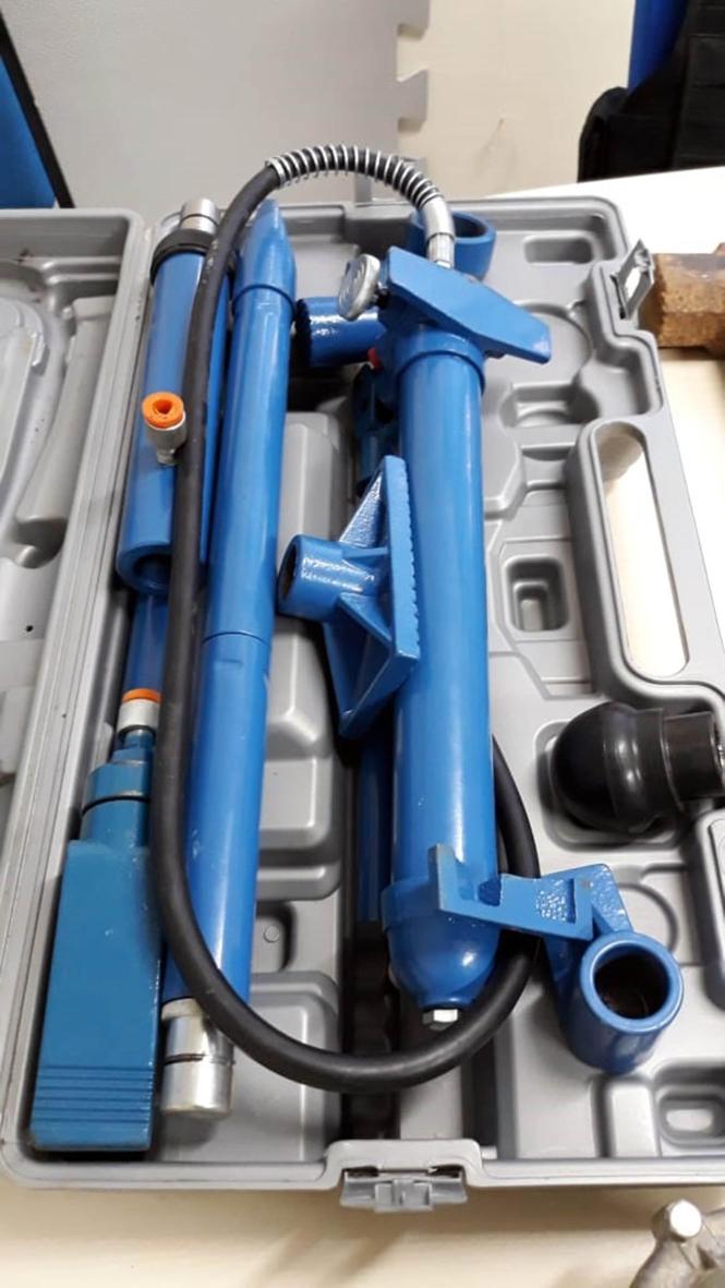 Três homens foram presos em flagrante, nesta terça feira (29), de posse de uma arma de fogo, munições, ferramentas, luvas e outros apetrechos que supostamente seriam usados em uma ação criminosa. As prisões e apreensões foram realizadas em uma residência na Avenida CD, no bairro Jardim Marilucy, em Tucuruí, sudeste paraense, por policiais civis da Superintendência Regional do Lago de Tucuruí e Delegacia da Mulher de Tucuruí, e uma guarnição da PM da região.

FOTO: ASCOM POLÍCIA CIVIL
DATA: 30.01.2019
TUCURUÍ - PARÁ <div class='credito_fotos'>Foto: Polícia Civil   |   <a href='/midias/2019/originais/83fa83a4-2d28-46e5-a6e7-3f5ca30319a2.jpg' download><i class='fa-solid fa-download'></i> Download</a></div>