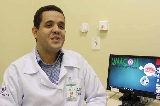 Durante o período de Carnaval a equipe da Unidade de Alta Complexidade em Oncologia Dr. Vítor Moutinho – Unacon Tucuruí tem percorrido locais de comemoração da festa de Momo, distribuindo preservativos e panfletos com orientações para  curtir o carnaval com segurança.         

FOTO: DIVULGAÇÃO
DATA: 05.03.2019
TUCURUÍ - PA <div class='credito_fotos'>Foto: Divulgação   |   <a href='/midias/2019/originais/842b3e3b-2fd4-4c1c-abf2-0cf502fb64b9.jpg' download><i class='fa-solid fa-download'></i> Download</a></div>