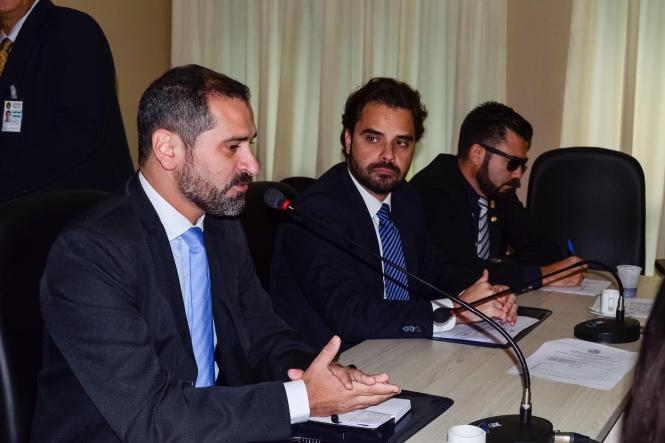 Os gestores dos órgãos integrados de segurança pública apresentaram na tarde desta quarta-feira (13), na Assembleia Legislativa do Pará (Alepa), as ações dos dois primeiros meses do Governo Helder Barbalho na área de segurança pública, que neste período já resultaram na redução de crimes violentos no Pará. O titular da Segup, Ualame Machado, apresentou os números aos deputados Toni Cunha, presidente da Comissão de Segurança, e Delegado Caveira, vice-presidente; e aos demais membros, deputados Nilton Neves, Miro Sanova, Michele Begot, Paula Gomes; o deputado Francisco Melo Filho (Chicão), líder do governo na Alepa, e o deputado convidado Eliel Faustino.

FOTO: ELIELSON MODESTO / ASCOM SEGUP
DATA: 13.03.2019
BELÉM - PA <div class='credito_fotos'>Foto: Elielson Modesto / Ascom Segup   |   <a href='/midias/2019/originais/8434794b-56a2-4e38-8da5-9db1f768fc58.jpg' download><i class='fa-solid fa-download'></i> Download</a></div>