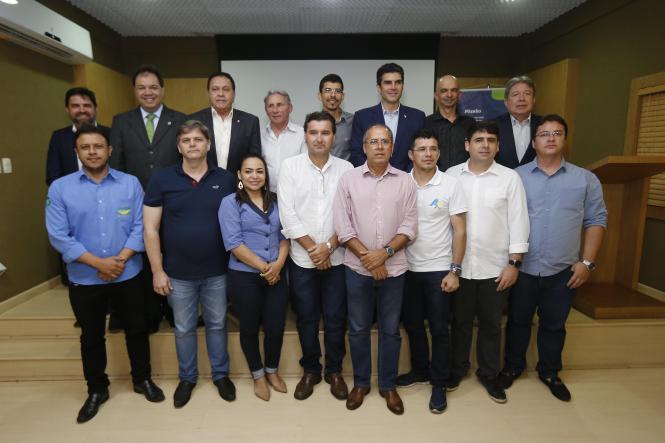 A revitalização do Distrito Industrial de Marabá e o apoio às empresas locais e às que desejam se instalar na região foi a tônica do discurso do governador Helder Barbalho em visita realizada às instalações da empresa Sinobras, na noite da quinta-feira (4), em Marabá. Aproveitando um intervalo entre as reuniões com dirigentes locais, ele fez uma pausa para a visita e ouviu empresários da Associação Comercial de Marabá.

FOTO: MARCELO SEABRA / AGENCIA PARA
DATA: 05.04.2019
MARABA - PARA <div class='credito_fotos'>Foto: Marcelo Seabra / Ag. Pará   |   <a href='/midias/2019/originais/8457bd03-1bfc-468a-966b-13ae2d97b4d4.jpg' download><i class='fa-solid fa-download'></i> Download</a></div>