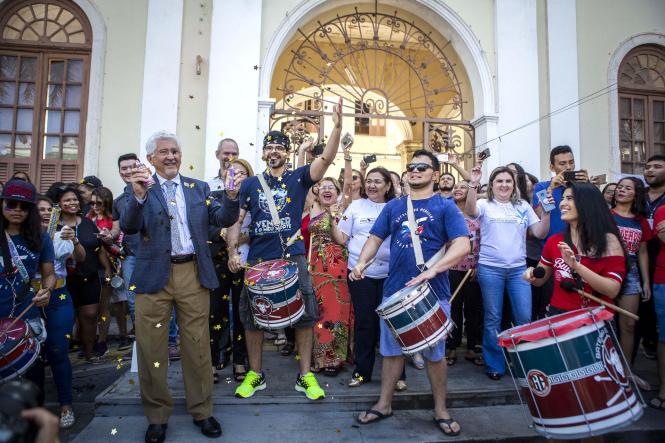 Em meio a batucadas, cores e brilhos, ficaram conhecidos os 3.650 aprovados no Processo Seletivo (Prosel) 2019 da Universidade do Estado do Pará (Uepa), na manhã desta sexta (25). No pátio da Reitoria, candidatos, pais, amigos e professores aguardavam ansiosos, junto às emissoras de rádio que fazem a leitura dos nomes.

FOTO: NAILANA THIELY / ASCOM UEPA
DATA: 25.01.2019
BELÉM - PARÁ <div class='credito_fotos'>Foto: Fernando Araújo/Ag. Pará   |   <a href='/midias/2019/originais/84955956-de4d-4b07-aa02-b3f74ab35f46.jpg' download><i class='fa-solid fa-download'></i> Download</a></div>