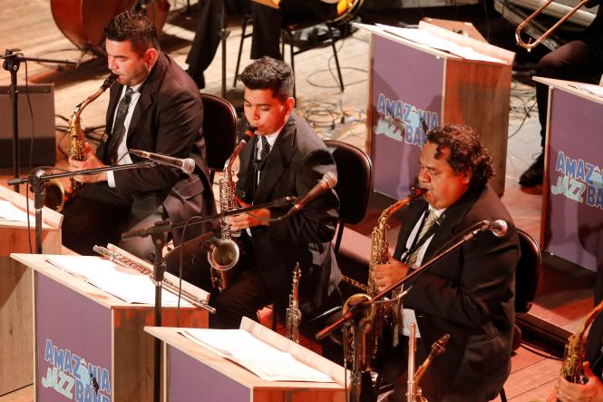 Com apenas 06 anos, a menina Ana Clara escolheu esta quarta-feira (13) para entrar, pela primeira vez, em um teatro. E a escolha não poderia ser mais significativa. Ana foi conhecer o Teatro Margarida Schivasappa, instalado no Centur, quando a casa de espetáculos completou 32 anos de funcionamento. Tímida, mas curiosa, a menina ansiava por uma experiência "legal".

FOTO: ASCOM / SECULT
DATA: 14.03.2019
BELÉM - PA <div class='credito_fotos'>Foto: ASCOM / SECULT   |   <a href='/midias/2019/originais/84a55cfe-1371-4d3a-81cd-93625f4980ca.jpg' download><i class='fa-solid fa-download'></i> Download</a></div>